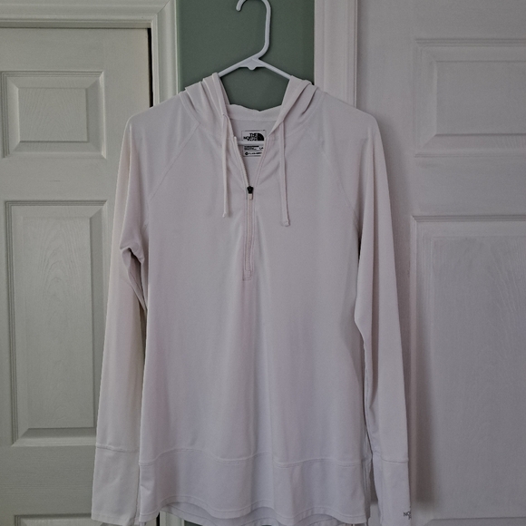 Northface half zip with a hoodie and thumb holes. - Picture 4 of 7